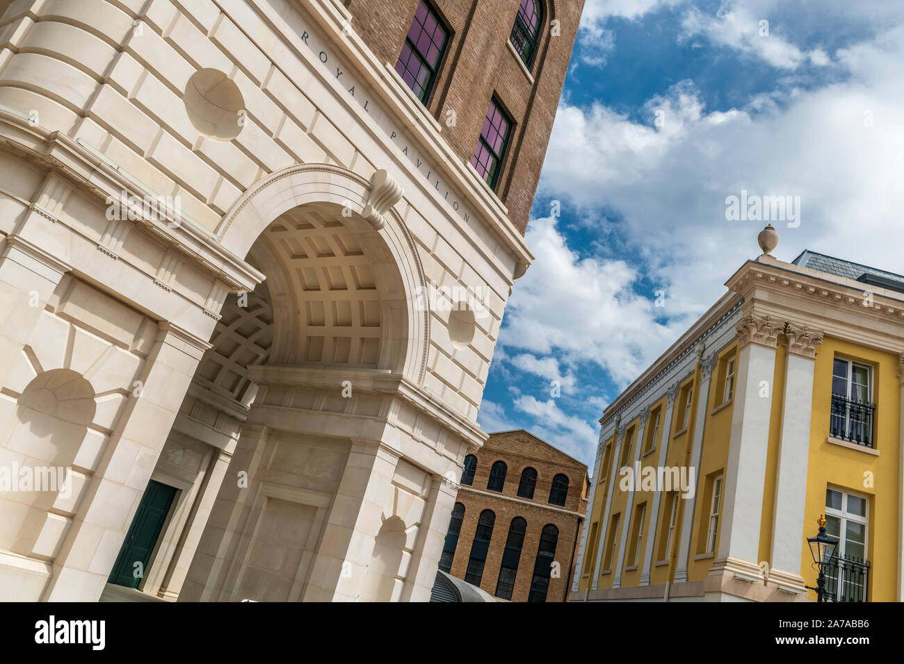 Die klassische "Triumphbogen" des Royal Pavilion in Poundbury, Dorchester, Dorset. Stockfoto