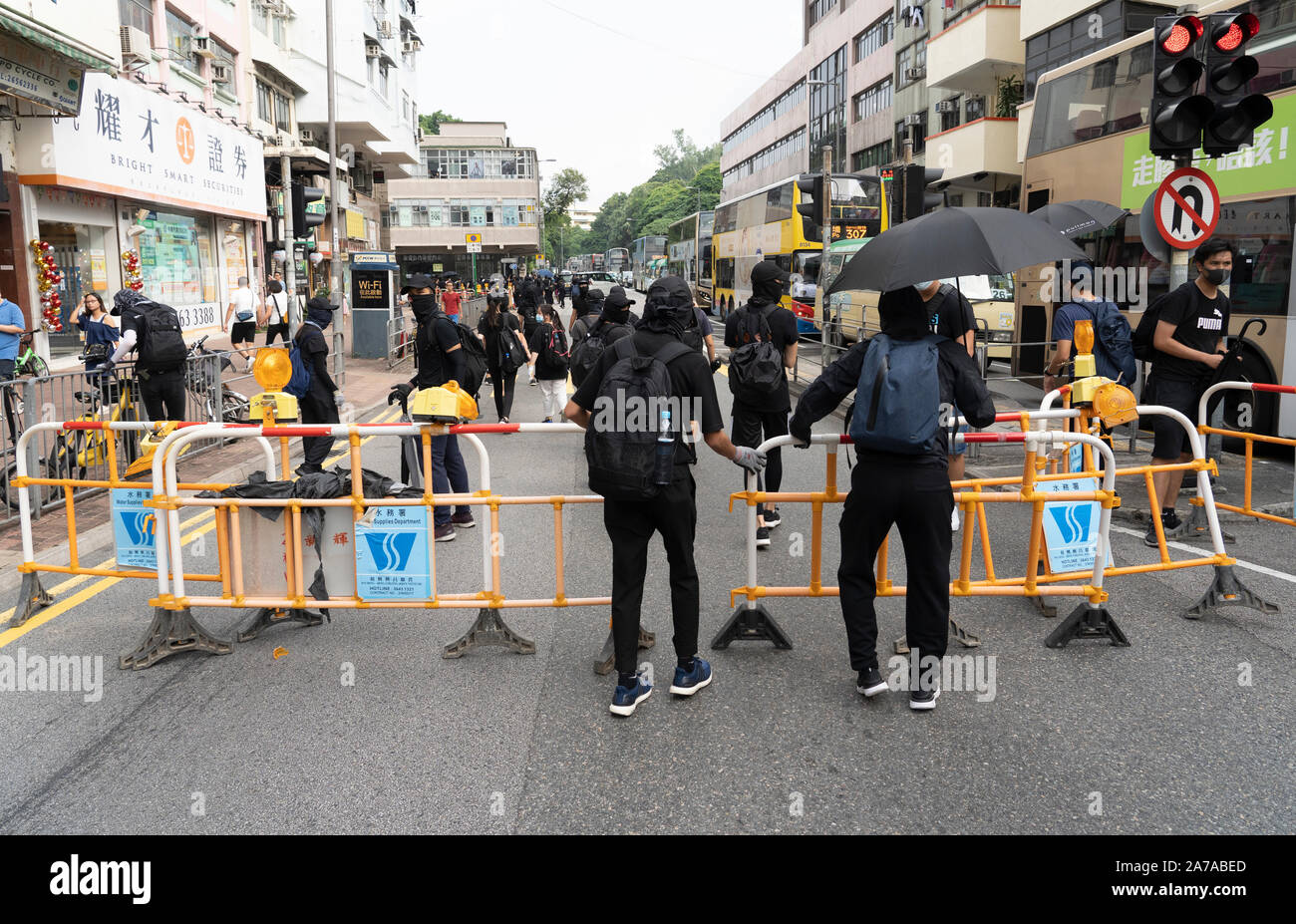 13. Okt 2019. Pro-demokratischen Demonstranten auf der Straße in Tai Po in Schwarz bei einem Mob Protest durch das Gebiet gekleidet Stockfoto