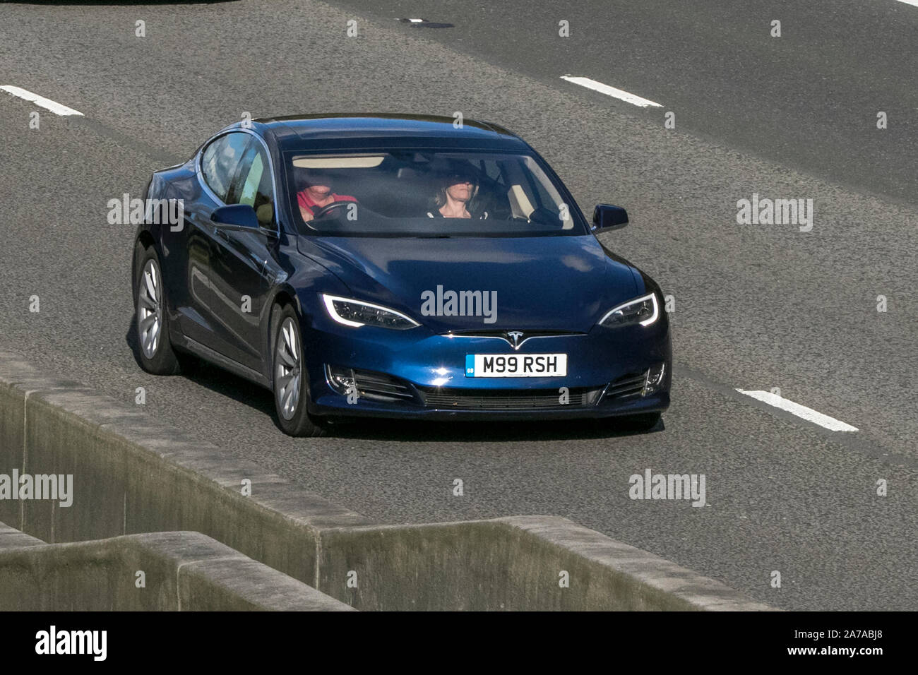 M 99 RSH Tesla Model S 90 D; Fahrt auf der Autobahn M6 in der Nähe von Preston in Lancashire, Großbritannien Stockfoto