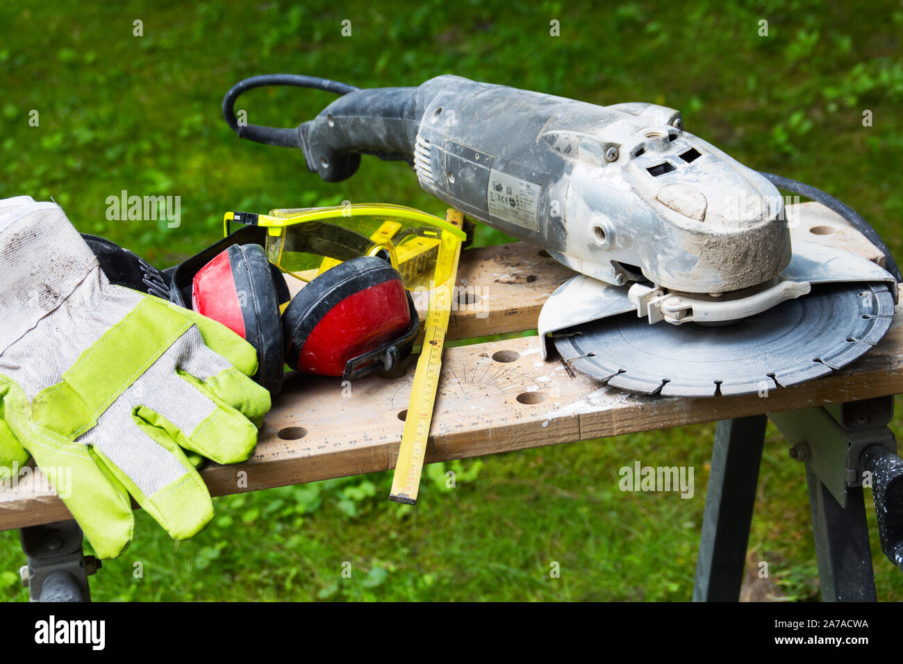 Winkelschleifer mit Workbench als Hintergrund Stockfoto