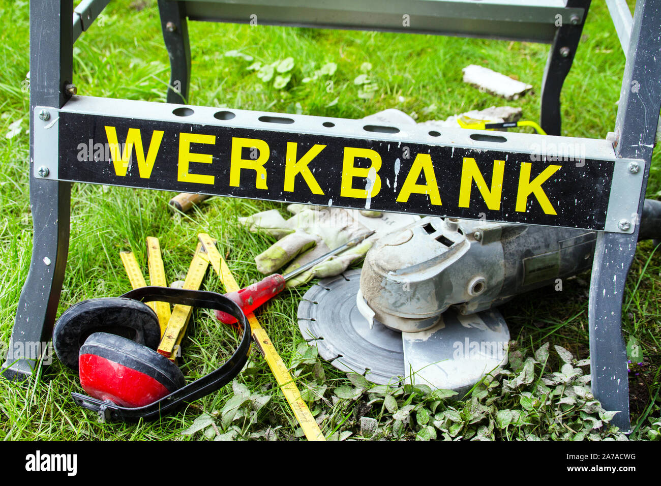 Winkelschleifer mit Workbench als Hintergrund Stockfoto