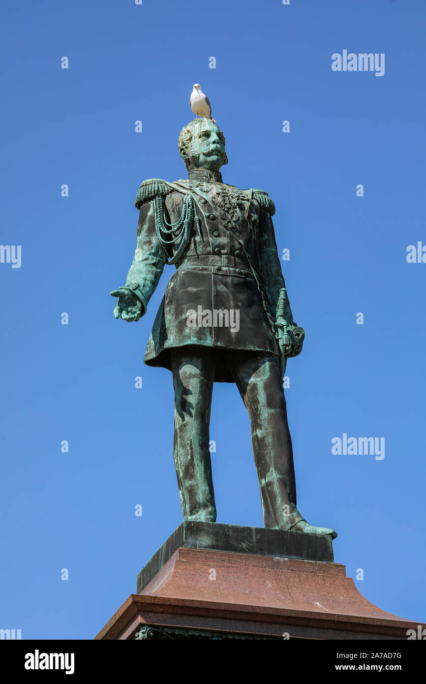 Sturmmöwe auf Statue von Alexander II. in Helsinki, Finnland Stockfoto