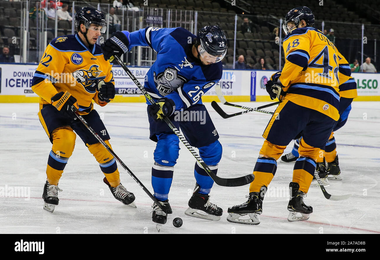 Jacksonville Eisgruben steigt vorwärts Garrett Ross (26) Mias für den Puck zwischen Atlanta Gladiatoren defenseman Alexey Solovyev (22) und Forward Anthony Collins (48), rechts, der während des ersten Anwendungszeitraums der ein echl Professional Hockey Spiel am Veterans Memorial Arena in Jacksonville, Fla., Mittwoch, Oktober 30, 2019. (Gary Lloyd McCullough/CSM) Stockfoto