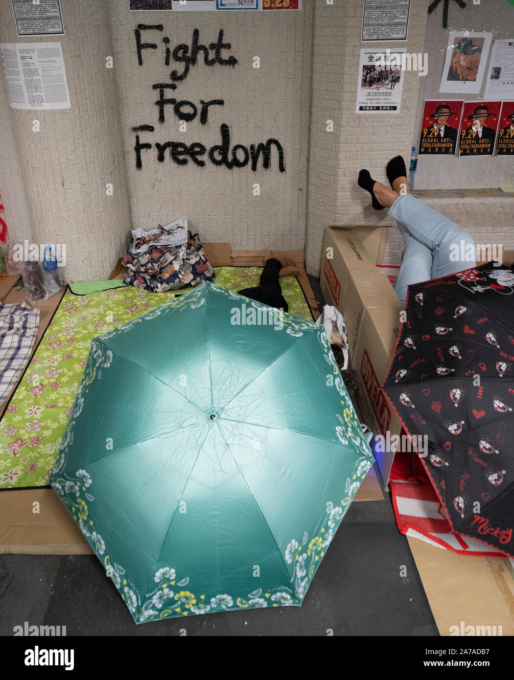 Pro Demokratie Graffiti aufgesprüht Fußgängerunterführung mit haushaltshilfen Entspannung am Wochenende am Star Ferry im Zentrum von Hong Kong. Stockfoto
