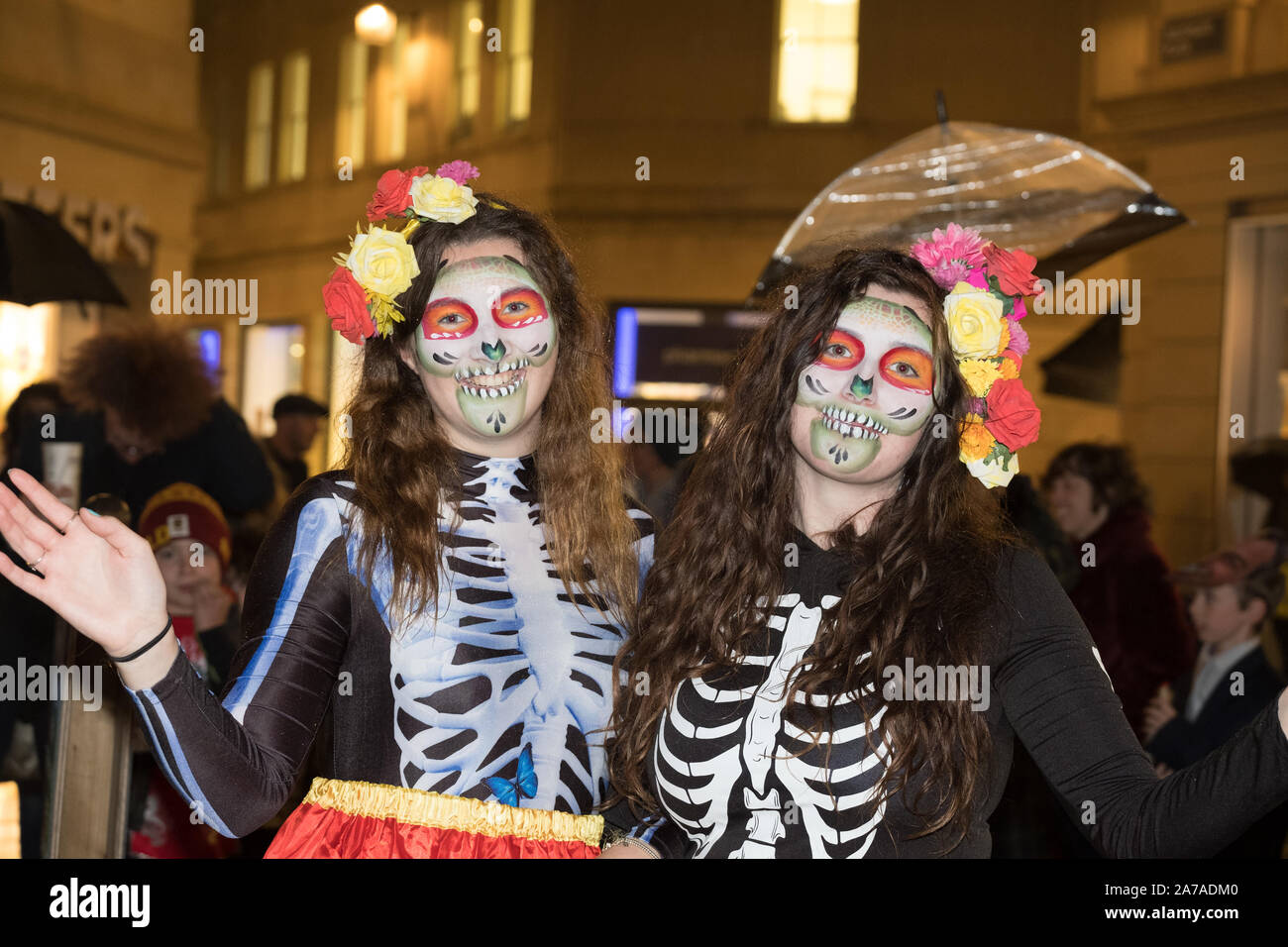 Badewanne, Somerset, UK. 31. Oktober 2019. Dramatische Tag der Toten zeichen Parade durch das Stadtzentrum von Bath auf Halloween. Badewanne Karneval Organisatoren haben mit mexikanischen Designer arbeitete der Dia de los Muertos Feier zu einem Erfolg zu machen. Die Badewanne ist eine beliebte internationale touristische Ort der Karneval Veranstalter Traditionen umarmt werden aus der ganzen Welt. Credit: Herr Standfast/Alamy leben Nachrichten Stockfoto