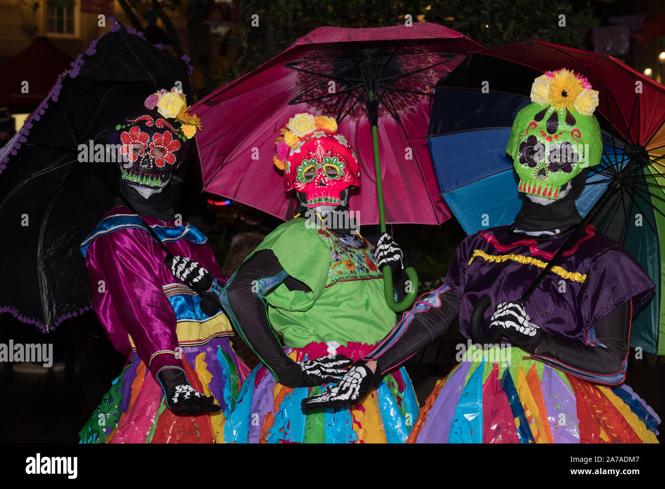 Badewanne, Somerset, UK. 31. Oktober 2019. Dramatische Tag der Toten zeichen Parade durch das Stadtzentrum von Bath auf Halloween. Badewanne Karneval Organisatoren haben mit mexikanischen Designer arbeitete der Dia de los Muertos Feier zu einem Erfolg zu machen. Die Badewanne ist eine beliebte internationale touristische Ort der Karneval Veranstalter Traditionen umarmt werden aus der ganzen Welt. Credit: Herr Standfast/Alamy leben Nachrichten Stockfoto