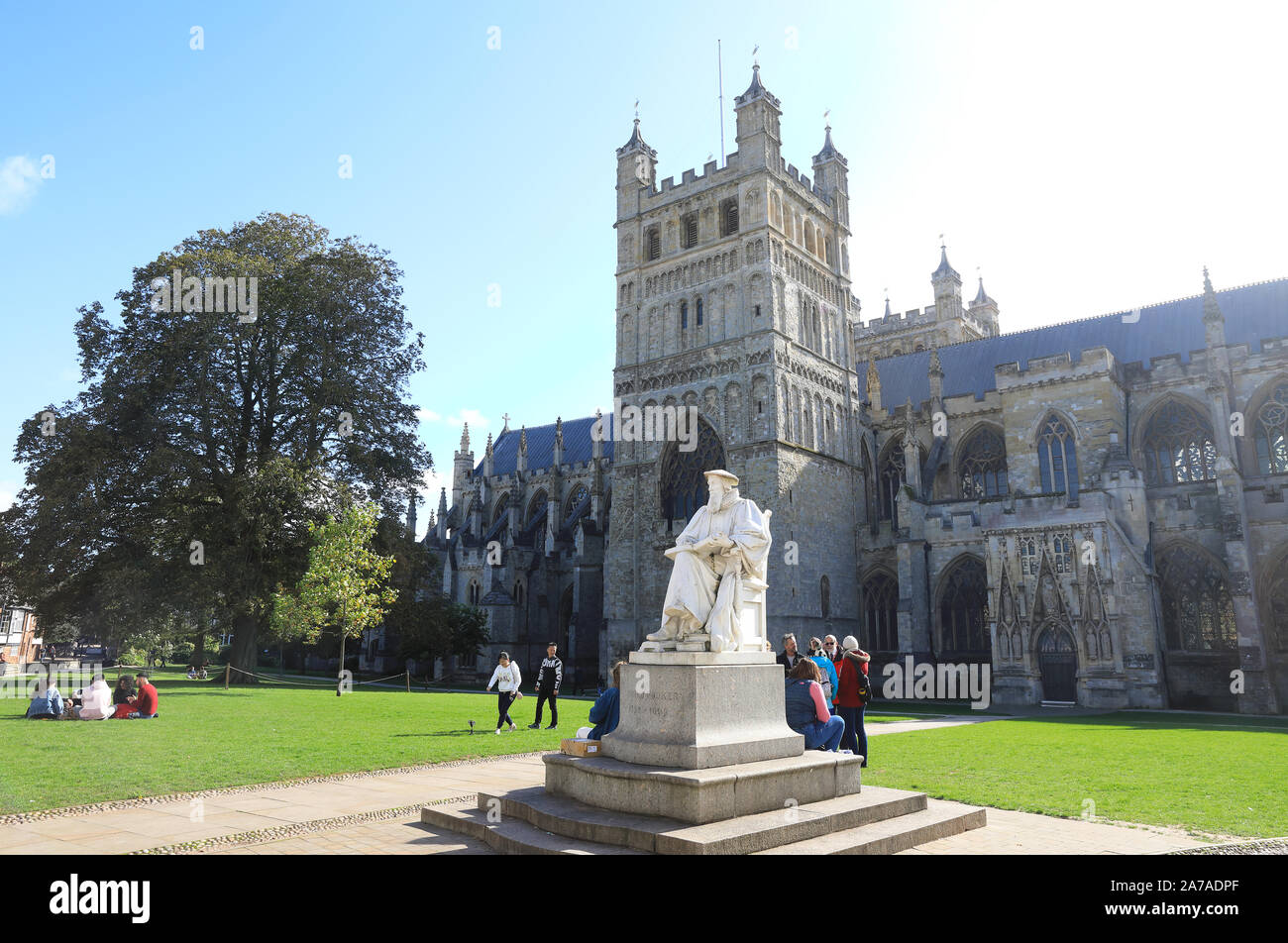 Statue von lokalen Schriftsteller und Theologe Richard Hooker (1554-1600) auf der Exeter Cathedrla Grün, im Devon, Großbritannien Stockfoto