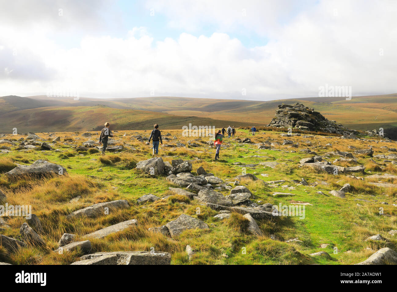 Vorbei Granit Aufschlüsse im Herbst Sonnenschein über moorlandschaften um belstone Tor, in der Nähe von Okehampton, in den Dartmoor Nationalpark, Devon, Großbritannien Stockfoto