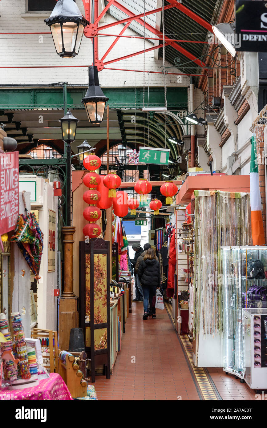 GEORGE'S STREET ARCADE, Dublin, Irland - 2. APRIL 2015: Touristen scrollen um in Georges Street Market in Dublin Stockfoto