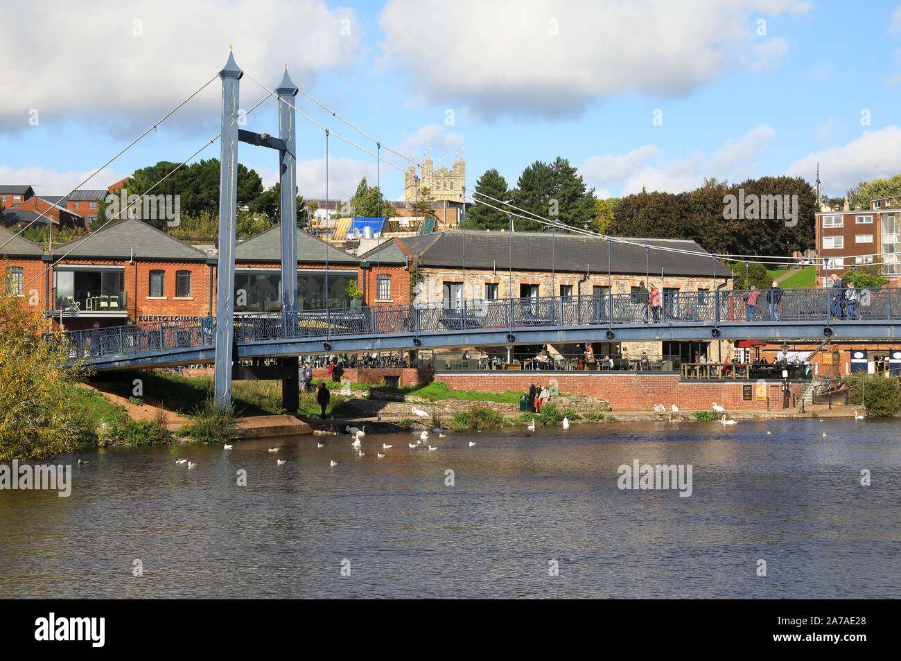 Herbst Sonne auf Cricklepit Brücke über den Fluss Exe, neben der historischen Kai von Exeter in Devon, Großbritannien Stockfoto