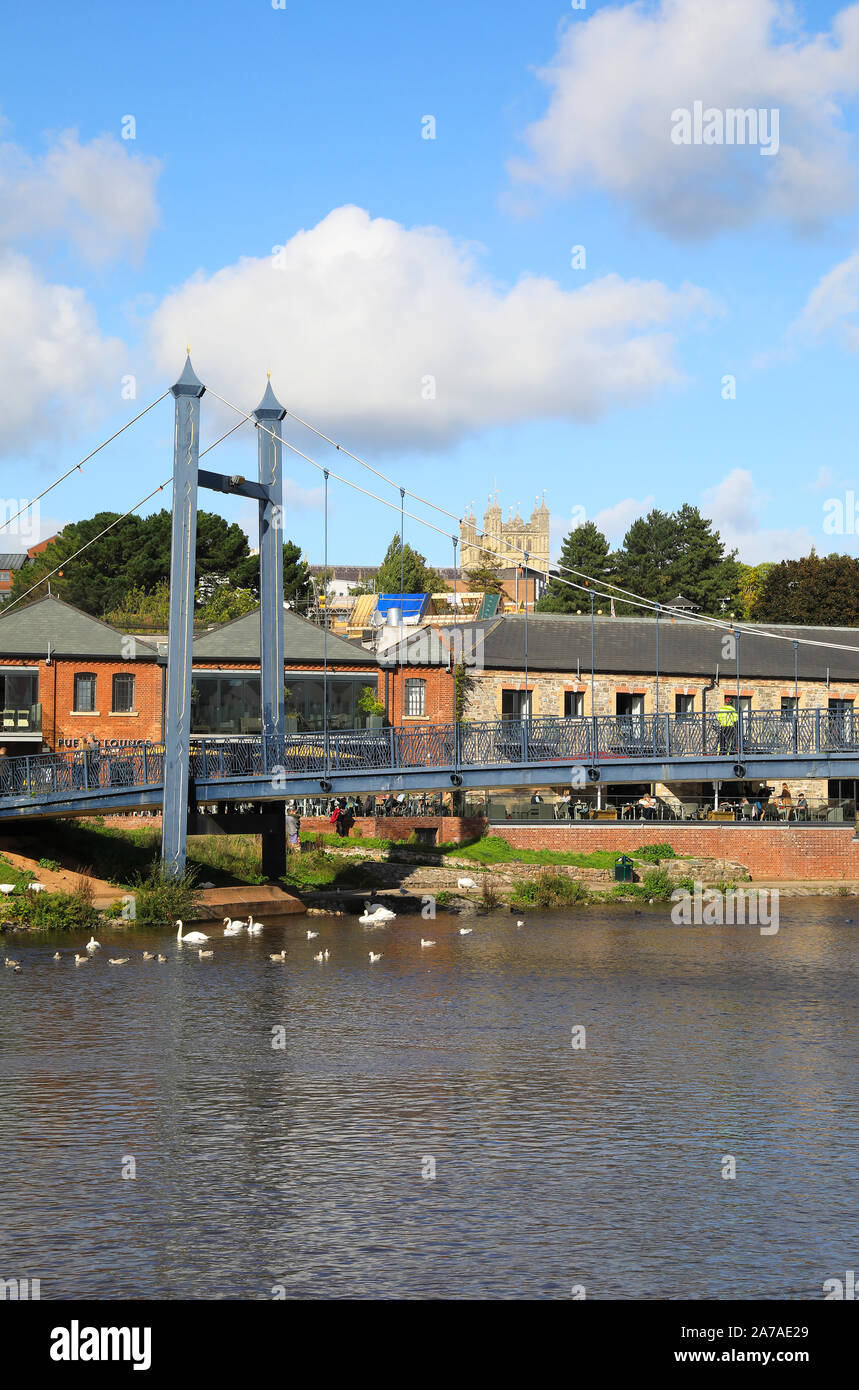 Herbst Sonne auf Cricklepit Brücke über den Fluss Exe, neben der historischen Kai von Exeter in Devon, Großbritannien Stockfoto