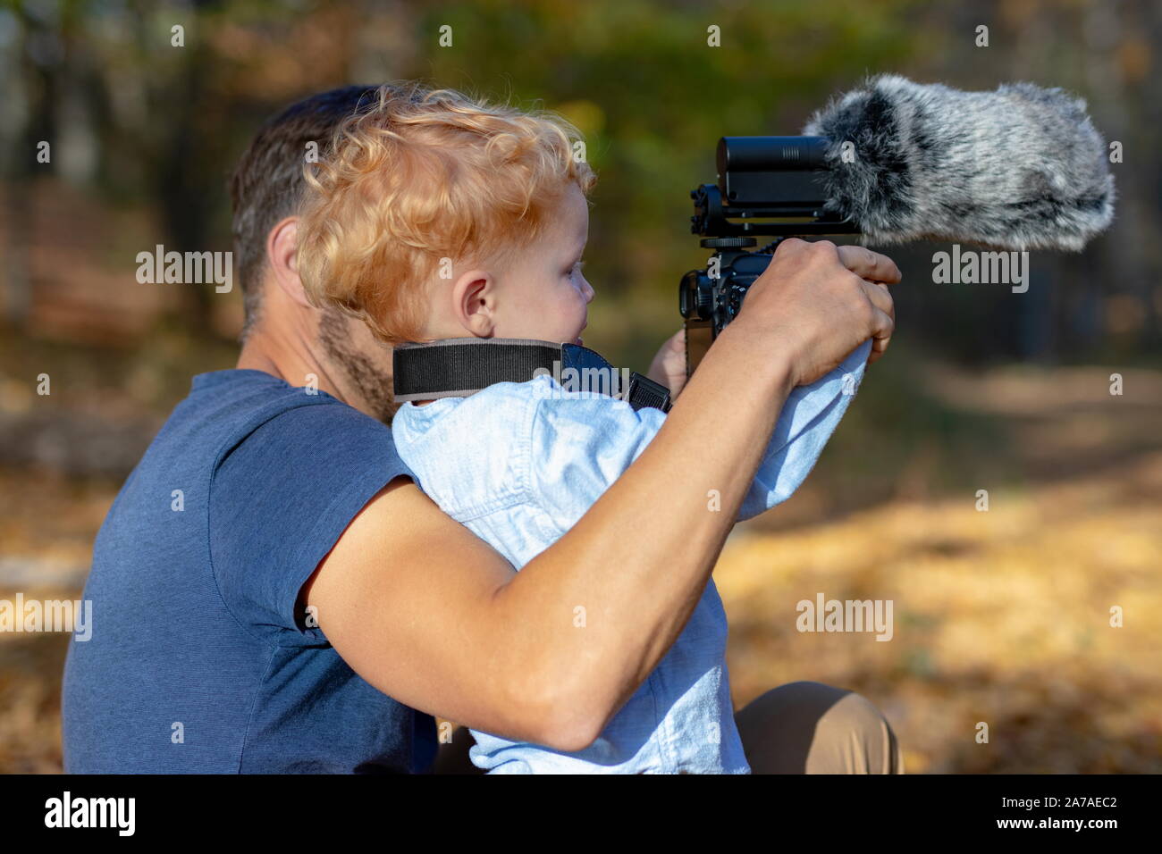 Vati sorgfältig zu erklären, die neugierigen Kind, wie das Foto mit der Kamera aufgenommen wird Stockfoto