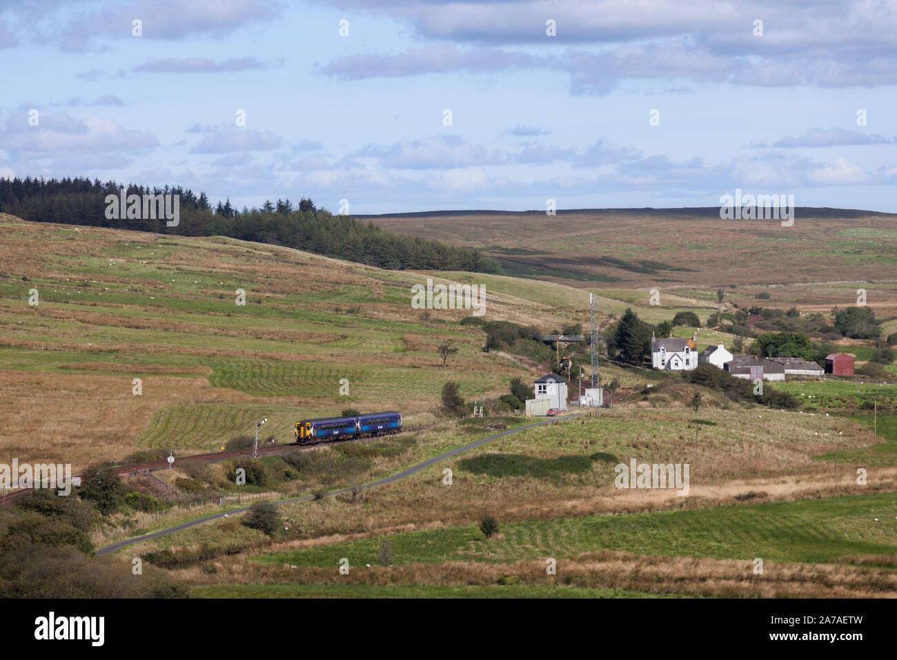 Glenwhilly (südlich von Barrhill, Ayrshire, Schottland - Stranraer Railway Line) Abellio scotrail Klasse 156 Sprinter 156457 Zug Richtung Süden. Stockfoto