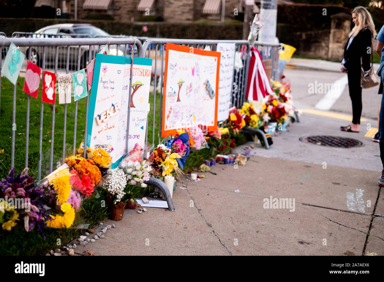 Pittsburgh, USA. 27 Okt, 2019. Blumen am Denkmal gesehen. Ein Jahr nach der Schießerei am Baum des Lebens Synagoge in Squirrel Hill, Pittsburgh, PA, viele kommen zurück in die Synagoge, um ihren Respekt zu bezahlen. Credit: Aaron Jackendoff/SOPA Images/ZUMA Draht/Alamy leben Nachrichten Stockfoto