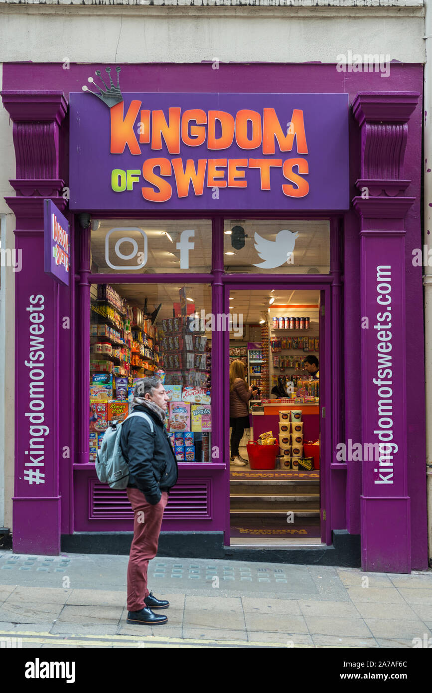 Man steht außerhalb des Königreichs Süßigkeiten Konditorei in Villiers Street, Charing Cross, London, England, Großbritannien Stockfoto