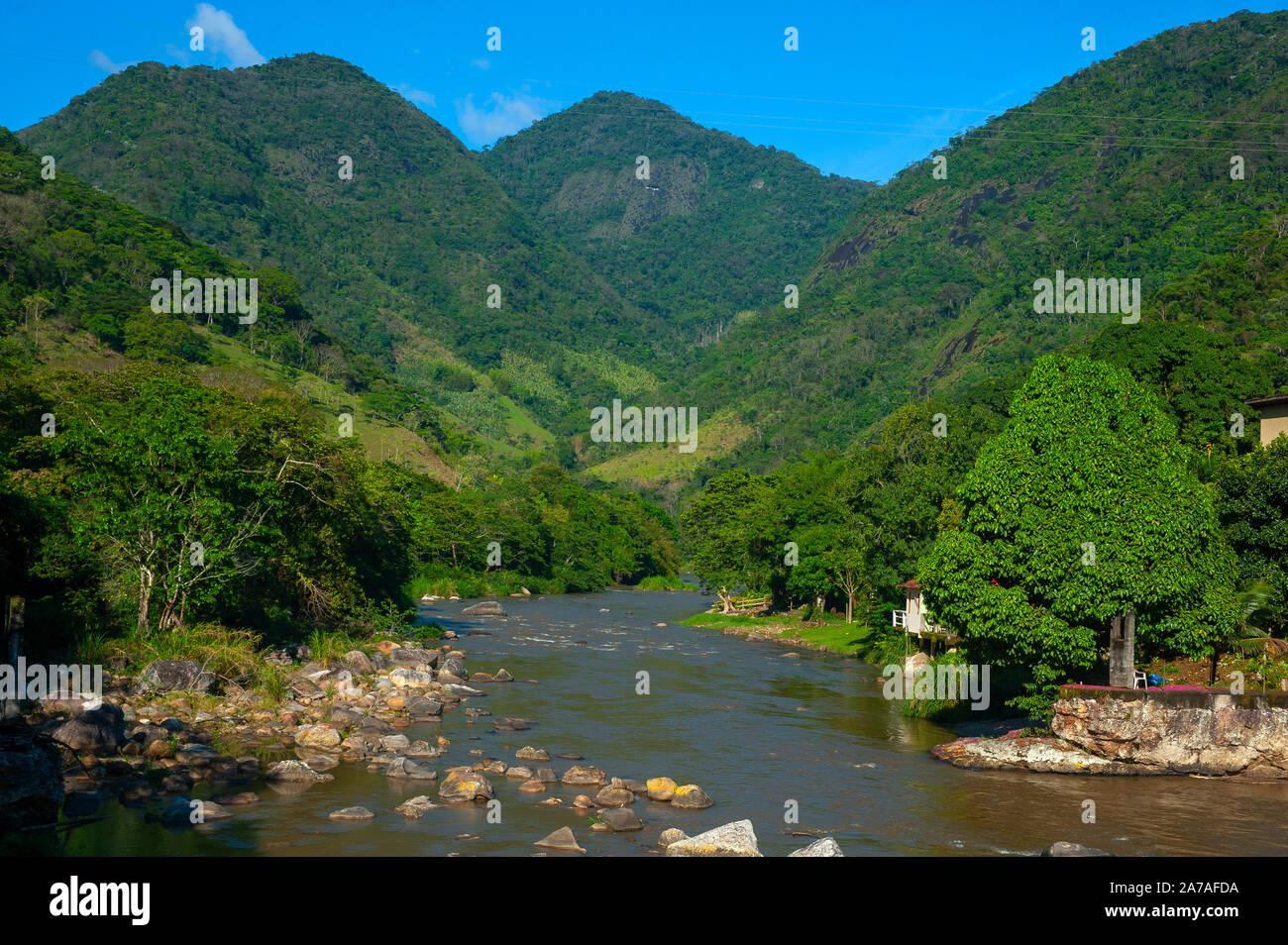 Macaé River bei Arraial do Sana, einem Ort, der Abenteuer und Naturliebhaber anzieht, Rio de Janeiro, Brasilien Stockfoto