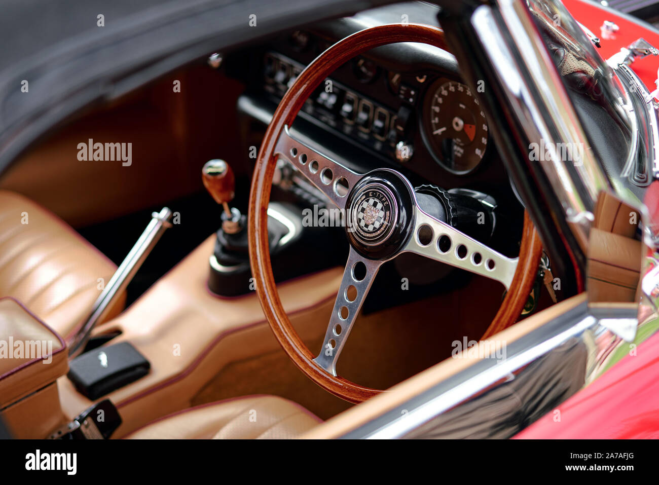 E-Type Jaguar Classic Car Leder Innenausstattung Armaturenbrett, Lenkrad  und Getriebestift Stockfotografie - Alamy
