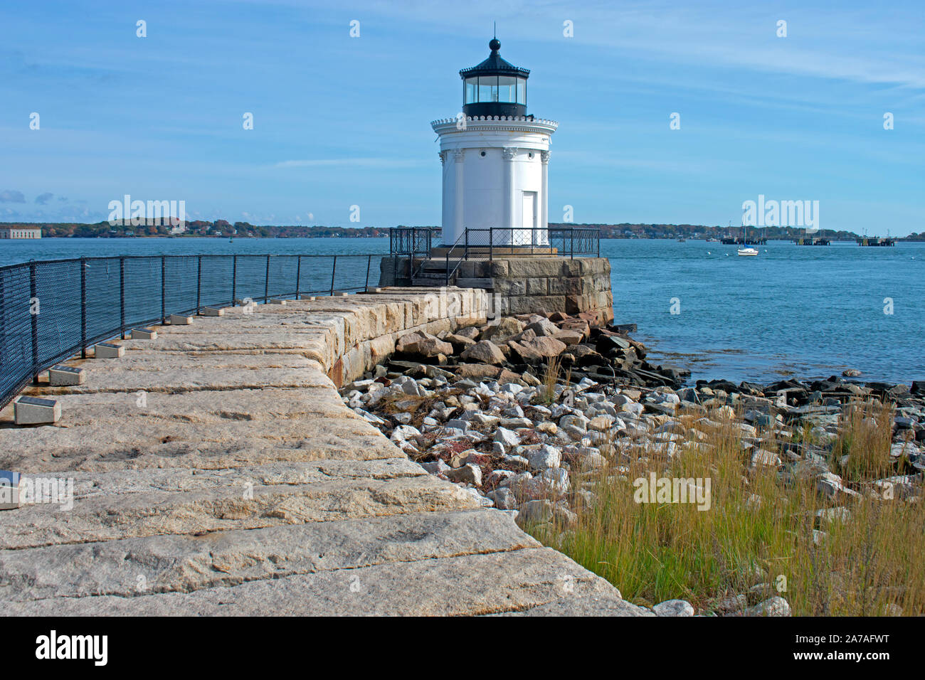 Klein, weiß, stahl Leuchtturm, deren Nähte als korinthischen Säulen getarnt sind, betrachtet aus Bug Licht Park in Cape Elizabeth, Maine-03 Stockfoto