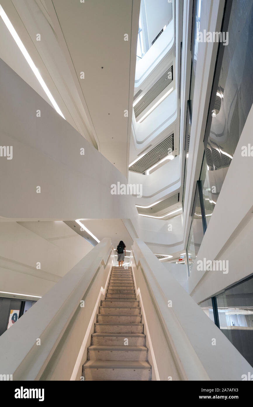 Innenraum der modernen Architektur der PolyU Schule für Gestaltung Jockey Club Innovation Turm an der Hong Kong Polytechnic University, Hong Kong. Architektin Zaha Stockfoto