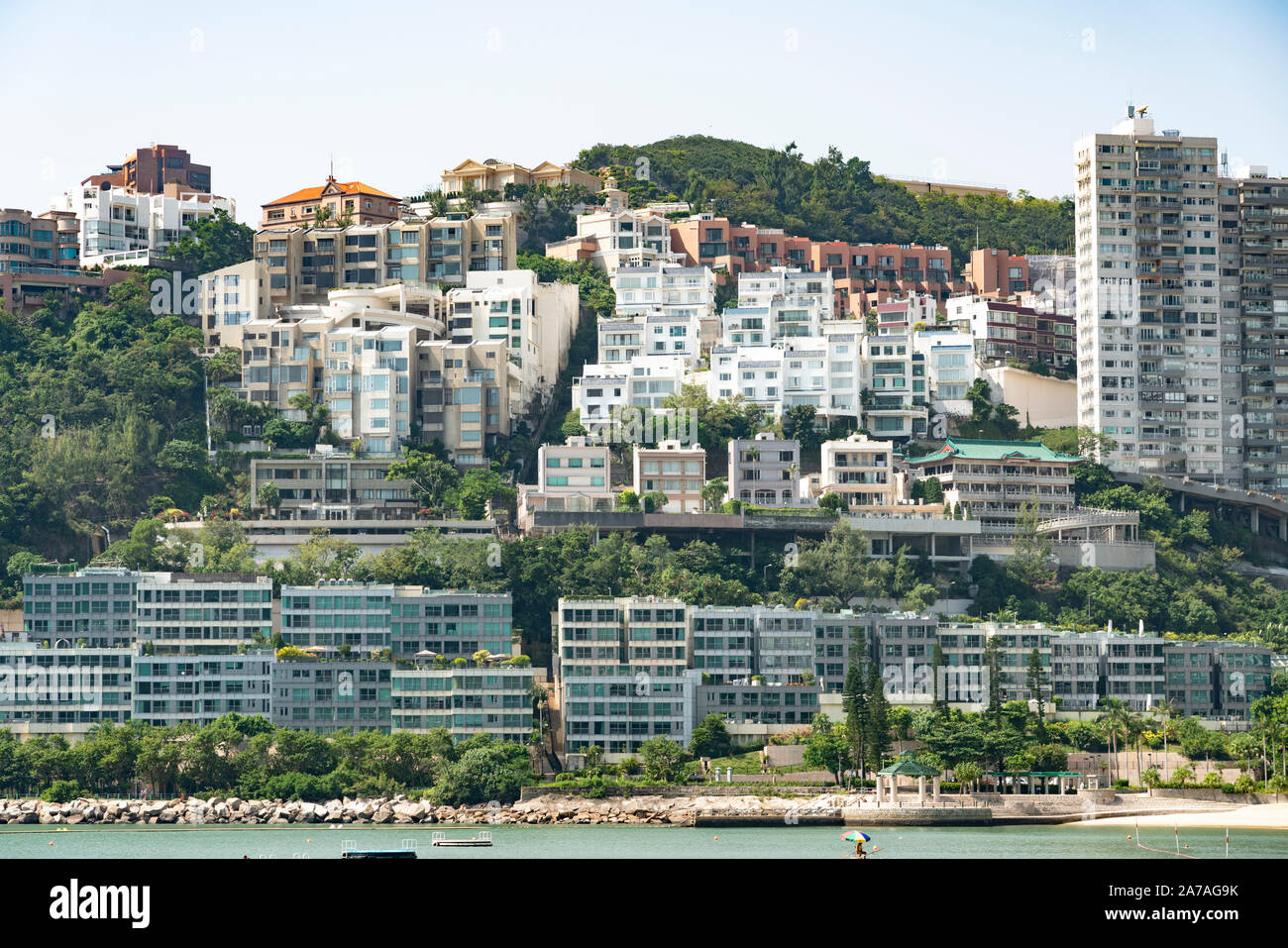 Apartment Gebäuden mit Blick auf Repulse Bay in Hongkong. Stockfoto