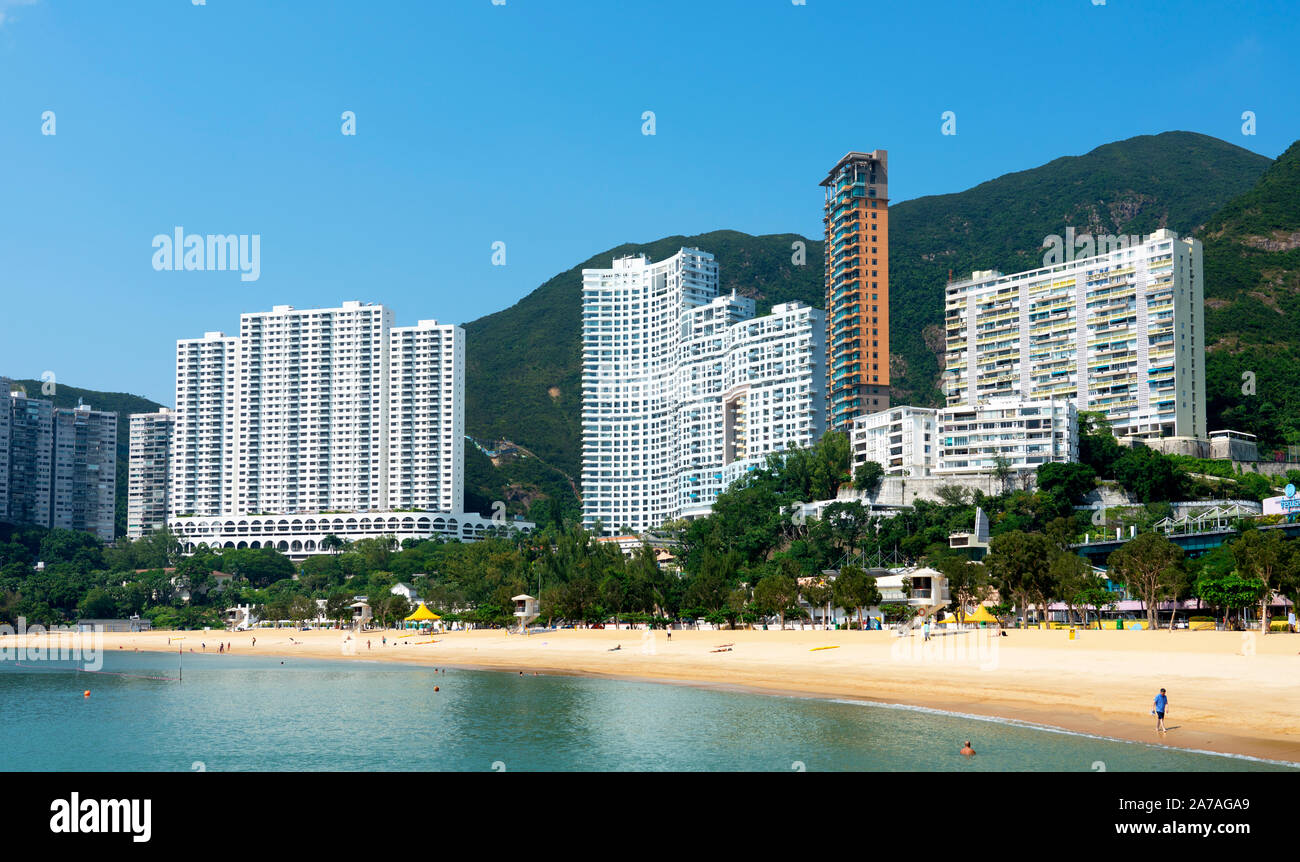 Apartment Gebäuden mit Blick auf Repulse Bay in Hongkong. Stockfoto