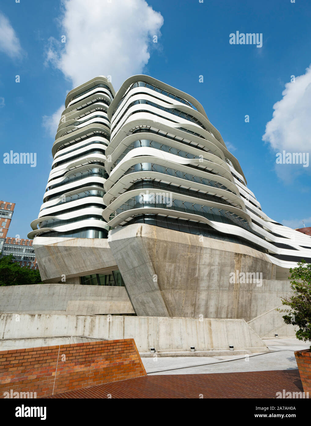 Die moderne Architektur der PolyU Schule für Gestaltung Jockey Club Innovation Turm an der Hong Kong Polytechnic University, Hong Kong. Die Architektin Zaha Hadid Stockfoto