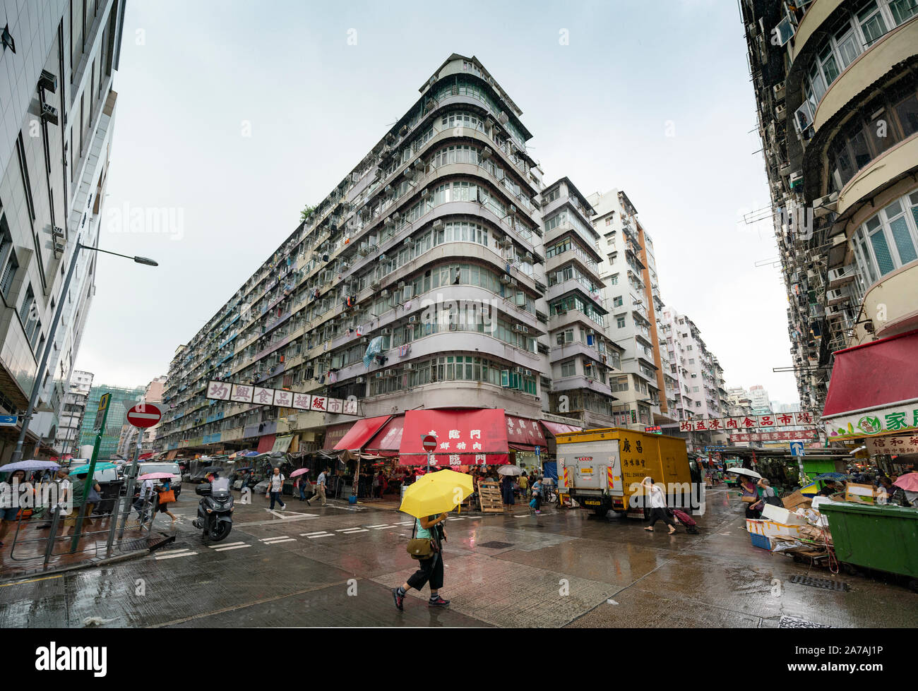 Ausblick auf die Straße und Apartment Gebäude im alten Stadtteil Shamshuipo in Kowloon, Hong Kong Stockfoto