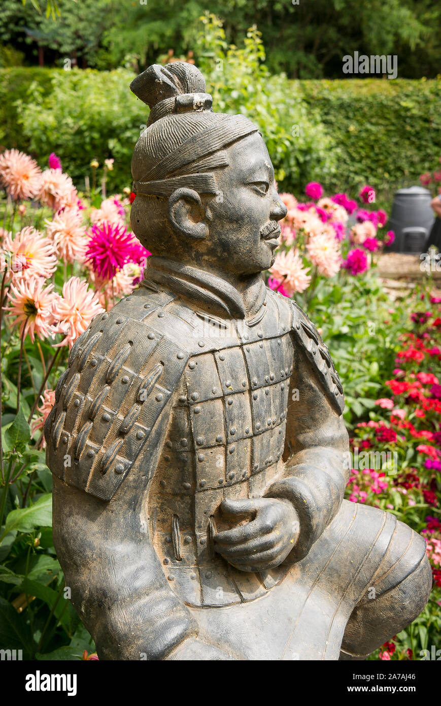 Eine orientalische Abbildung bildet einen Punkt von Interesse in einem Englischen Garten im chinesischen Stil in Großbritannien entwickelt. Stockfoto