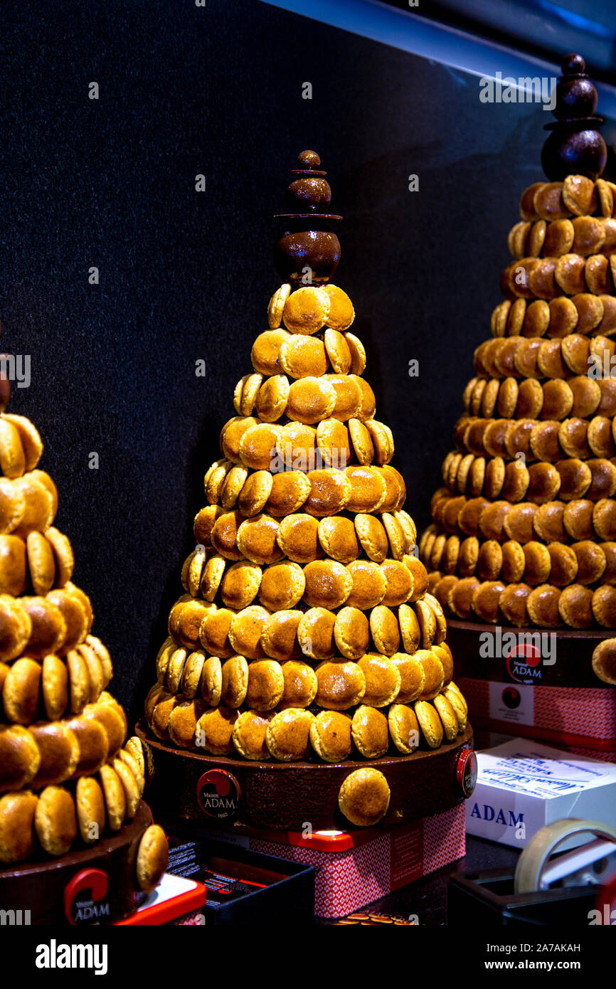 Ein Turm der Baskischen macarons im Maison Adam in Biarritz, Frankreich Stockfoto