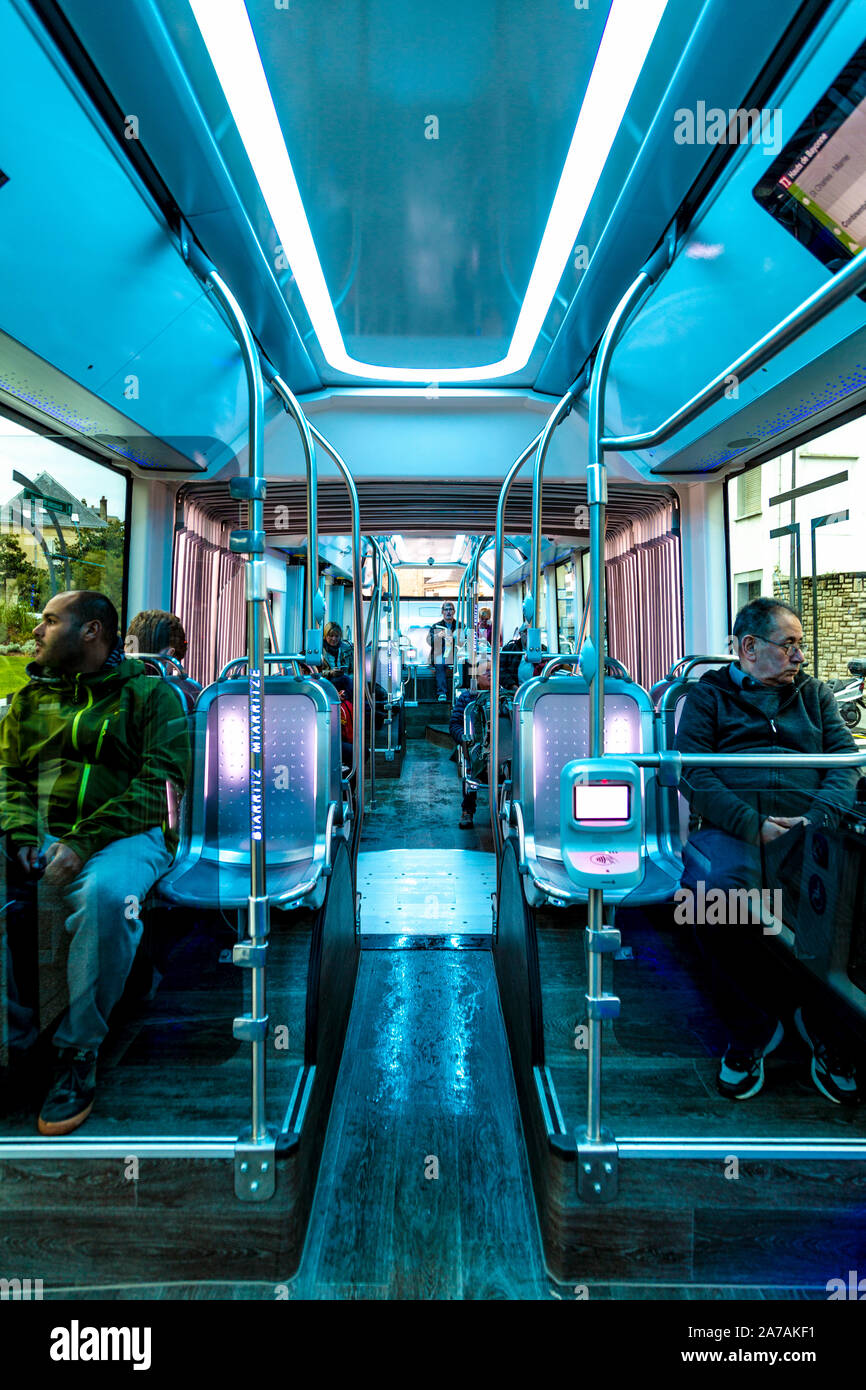 Futuristisches, beleuchtetes Businterieur, Biarritz, Frankreich Stockfoto