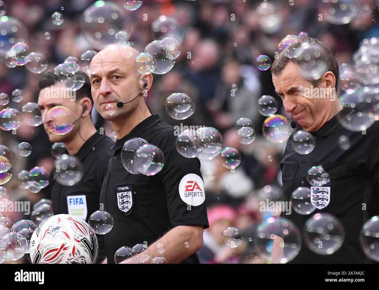 LONDON, ENGLAND - Januar 5, 2019: Schiedsrichter Roger Osten dargestellt vor dem FA Cup 2018/19 Runde 3 Spiel zwischen West Ham United und Birmingham City FC in London Stadion. Stockfoto