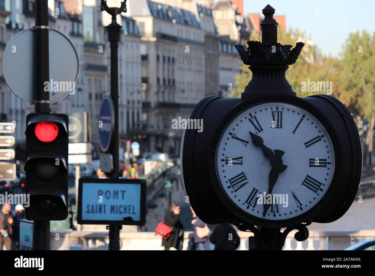 Uhr in den Straßen von Paris vor der Pont Saint Michel Stockfoto