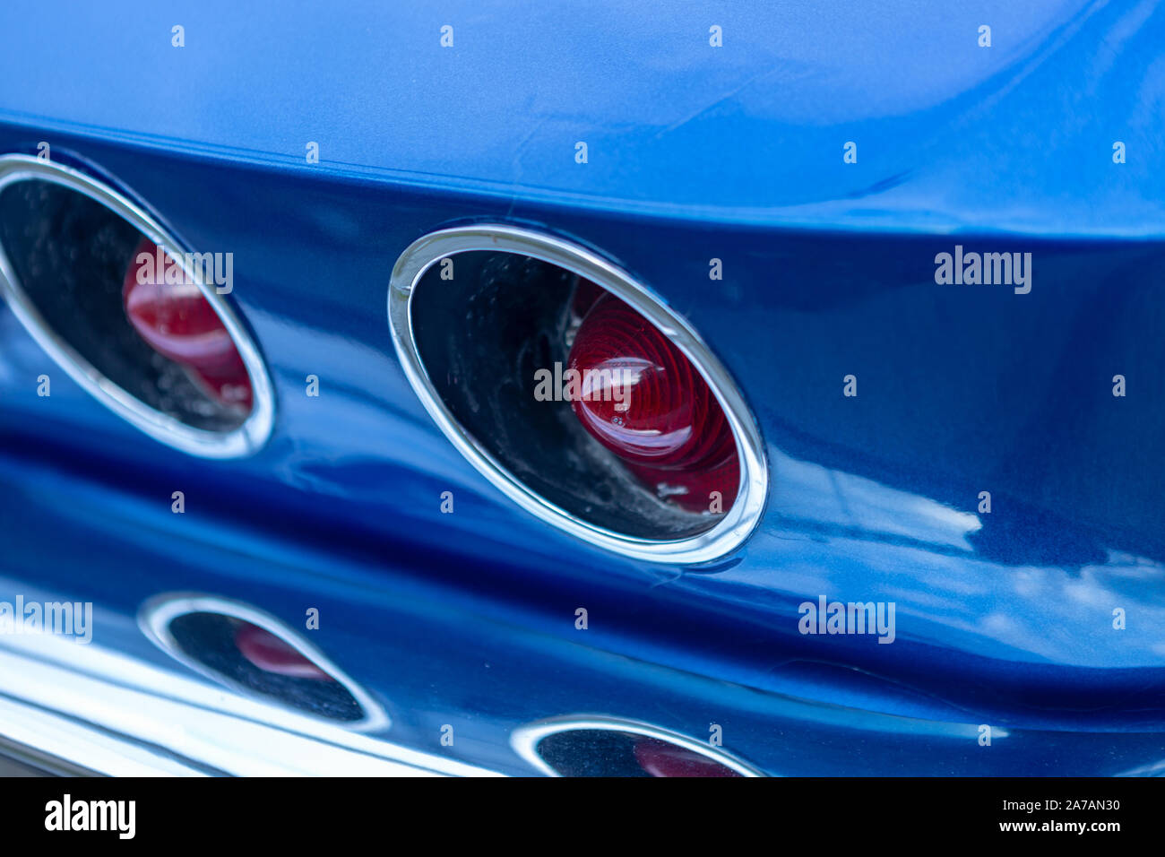 Fragment eines Vintage blaues Auto - Hinten rund, rot leuchtet Stockfoto