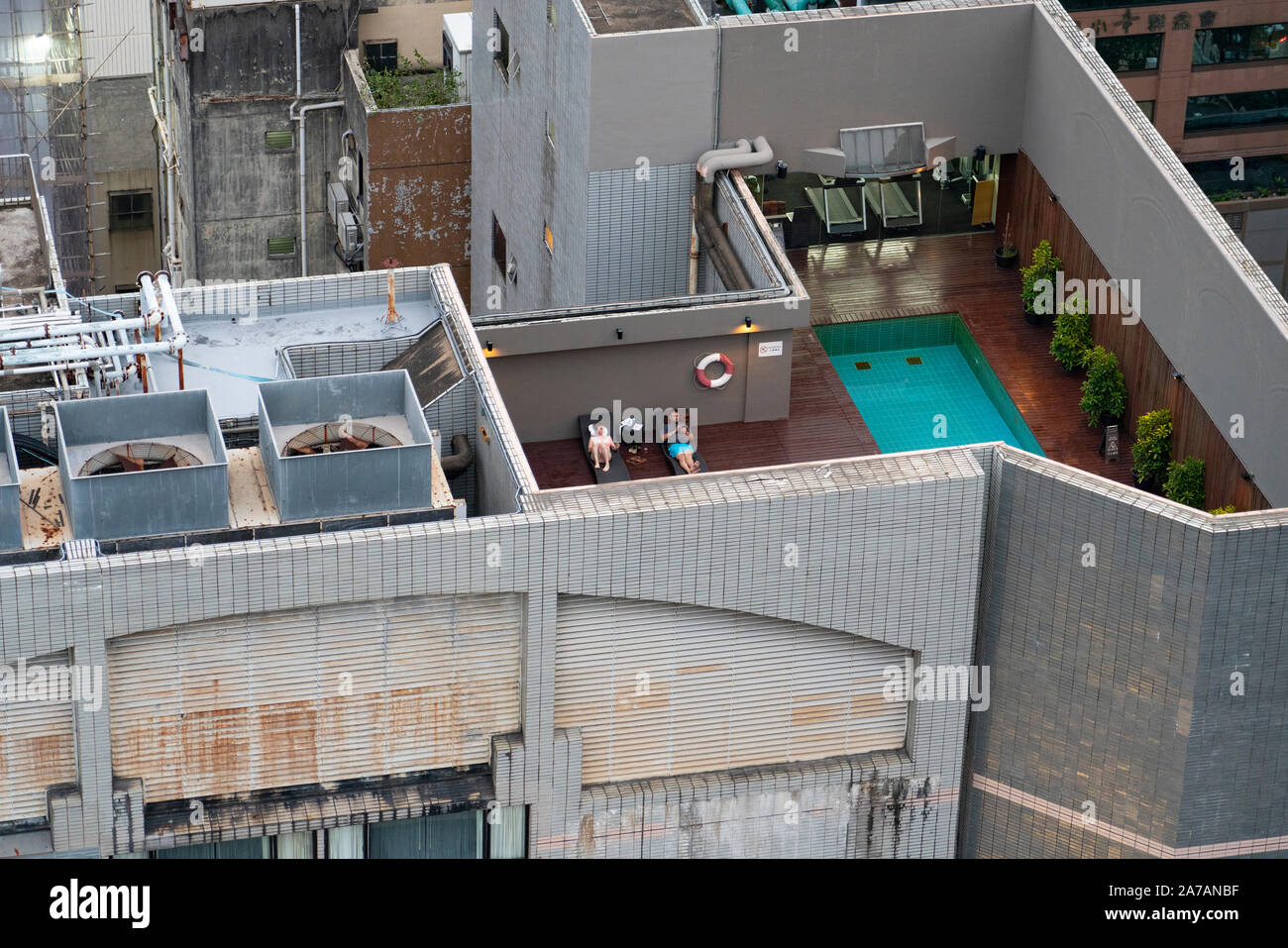 Aussicht von der Dachterrasse Urban Hotel Leisure Centre mit einem kleinen Pool in Wanchai Hong Kong Stockfoto