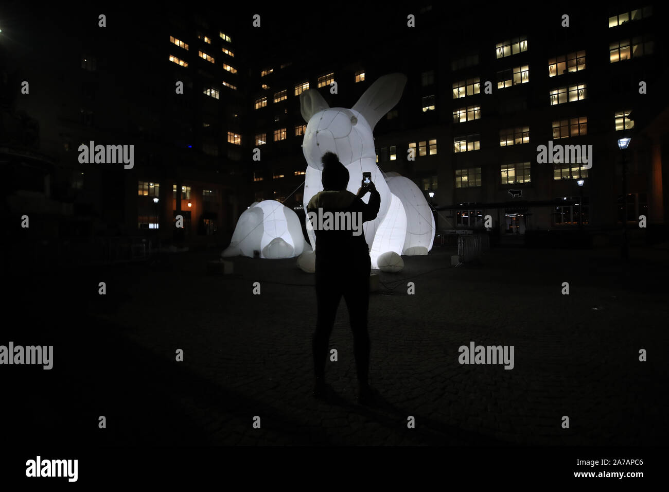 Eine Installation mit dem Titel Aufschalten am Wasser als Teil des Flusses von Licht Illuminationen. Das Artwork ist von Amanda Parer am Exchange Flags, Liverpool. Stockfoto