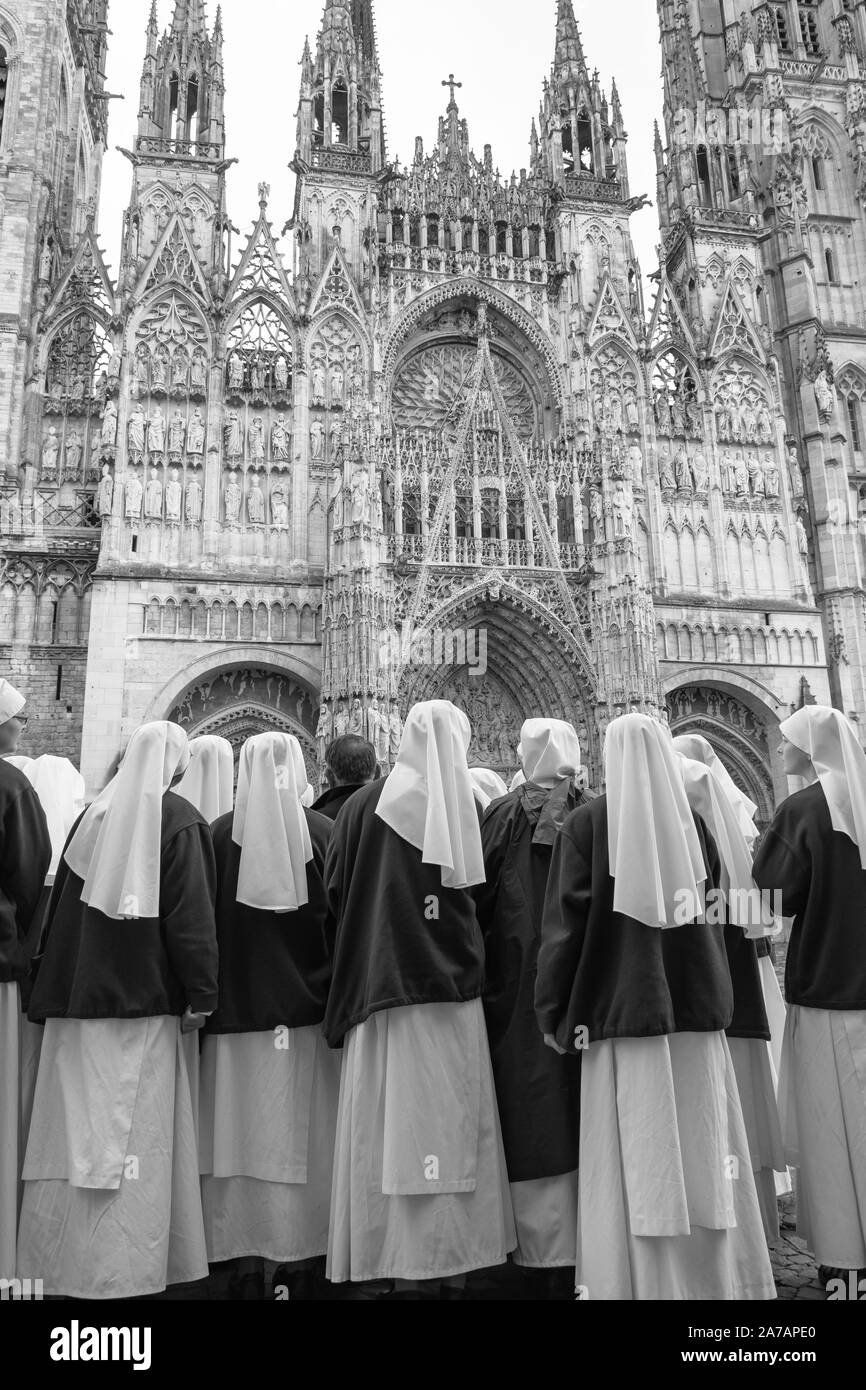 Gruppe von Nonnen vor der Kathedrale von Rouen, Place de la Cathedrale, Rouen, Normandie, Frankreich Stockfoto