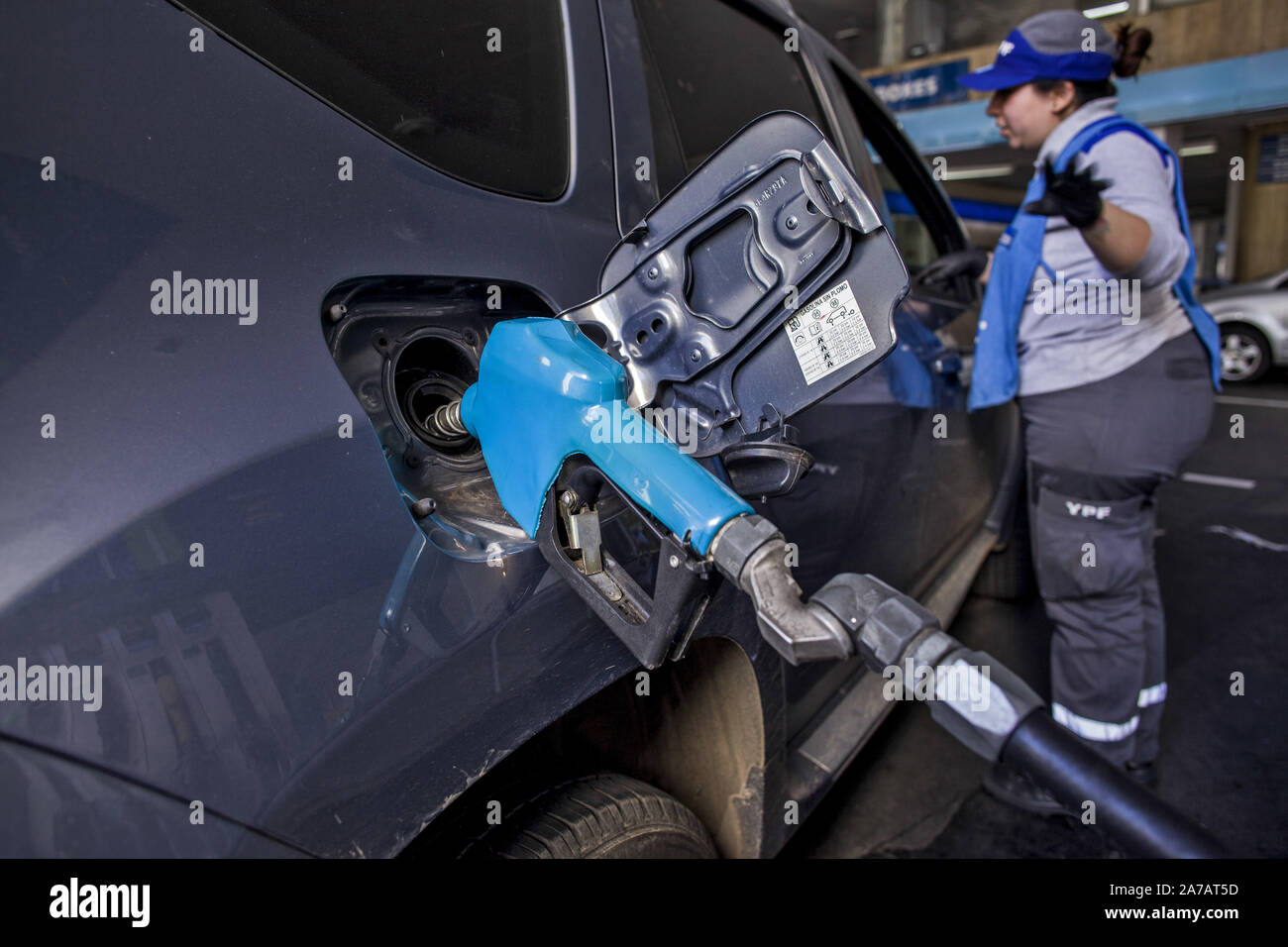 Buenos Aires, der Hauptstadt Argentiniens. 31 Okt, 2019. Die argentinische Regierung ermächtigt, eine 5%ige Erhöhung der Kraftstoffpreise seit Mitternacht. Die Entscheidung'' auch versucht, mögliche Engpässe, die auftreten können, zu verhindern", sagten sie im Ministerium für Energie, YPF, die Super Benzin von derzeit $ 45.49 gehen würde, bis zu $ 47.31; die Prämie, von $ 52.49 auf $ 54.59; Super Diesel, von $ 42.59 auf $ 44,29, und Premium diesel, von $ 49.84 auf $ 51,83. Credit: Roberto Almeida Aveledo/ZUMA Draht/Alamy leben Nachrichten Stockfoto