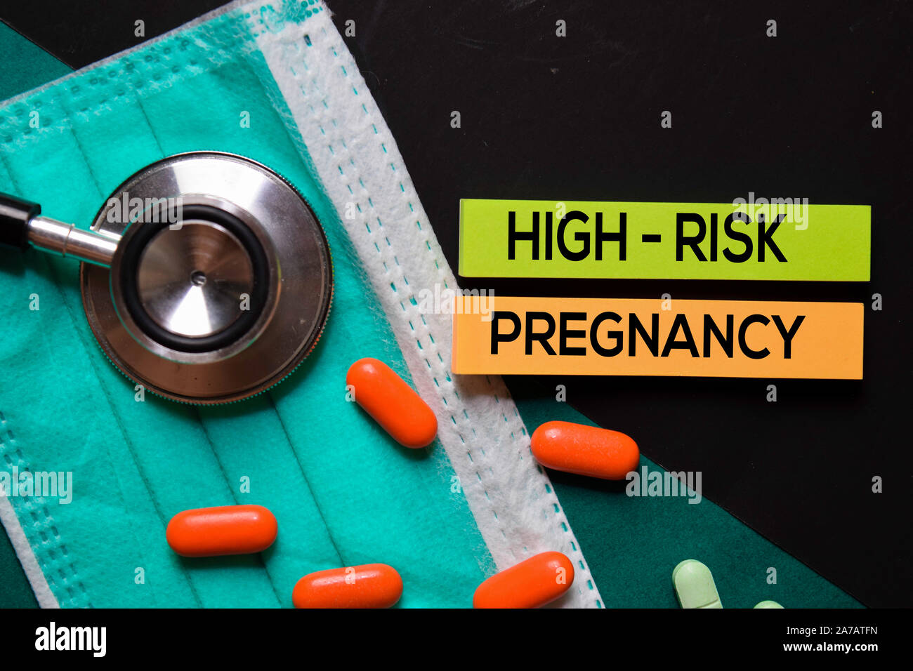 Risikoreiche Schwangerschaft text auf Haftnotizen. Büro Schreibtisch Hintergrund. Medizinisches Konzept Stockfoto