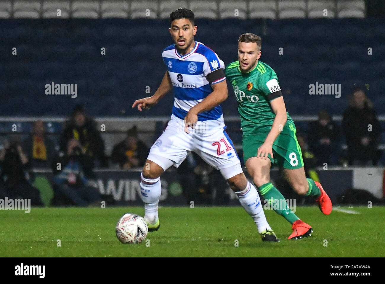 LONDON, ENGLAND - Februar 15, 2019: Massimo Luongo von QPR und Tom Cleverley von watford dargestellt während der fünften Runde 2018/19 FA Cup Spiel zwischen Queens Park Rangers FC und FC Watford an der Loftus Road Stadium. Stockfoto