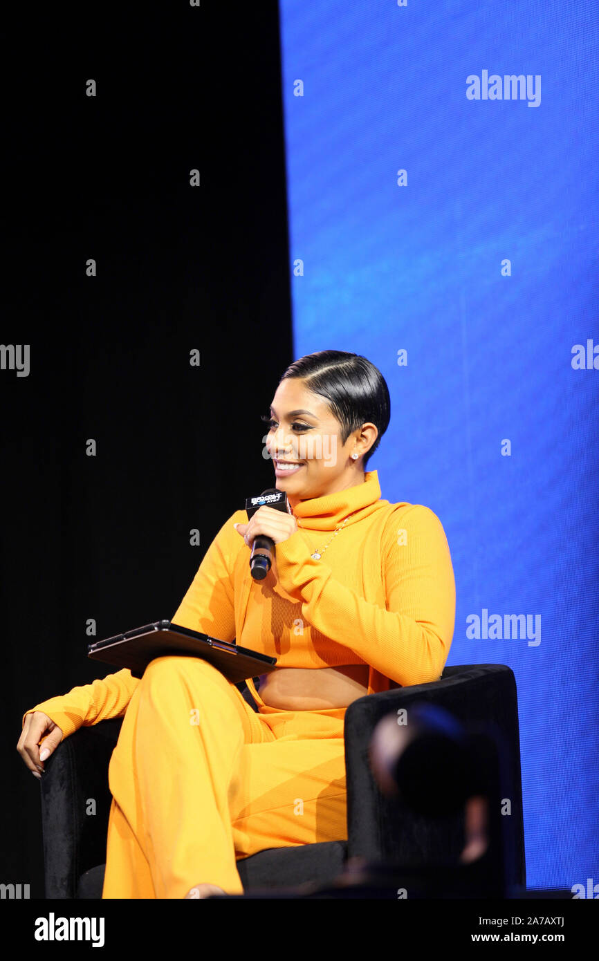 Die Lateinische Kultur Panel Mit Abby De La Rosa An Der Revolte Gipfel X At T La Am 25 Oktober 2019 Im Magic Box In Los Angeles Kalifornien Stockfotografie Alamy