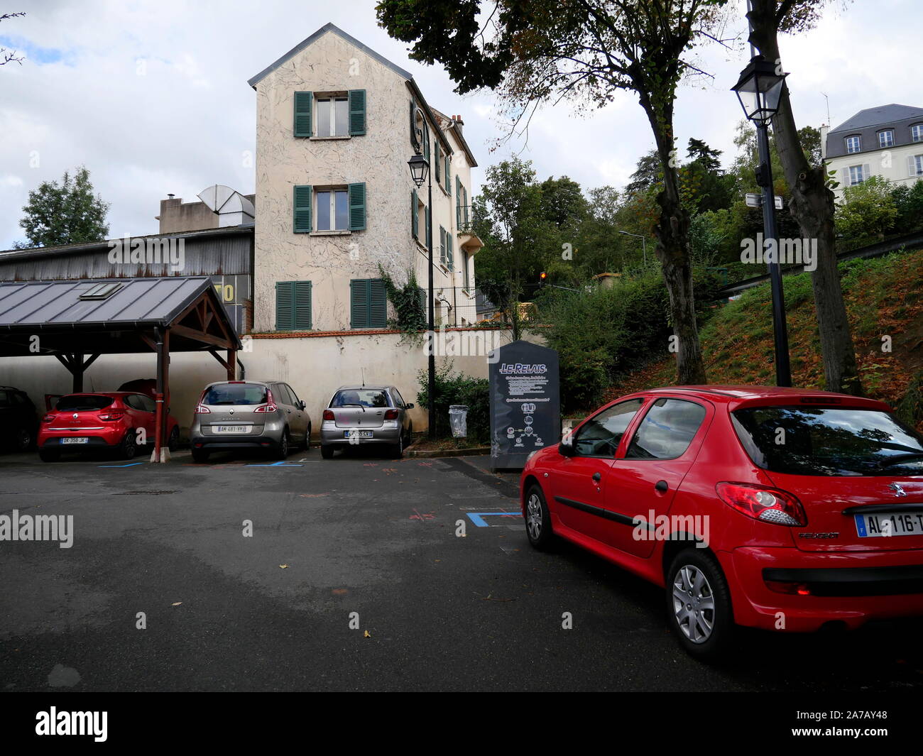AJAXNETPHOTO. BOUGIVAL, FRANKREICH. - HAUS DES KÜNSTLERS - HAUS (WEISS, MITTE) IN DER NÄHE DER SEINE LEBTE DIE IMPRESSIONISTISCHE KÜNSTLERIN BERTHE MORISOT VON 1881 BIS 1884. DER GARTEN - JARDIN ROBIN ODER JARDIN DE BOUGIVAL - HINTER DEM ANWESEN, IN DEM MORISOT VIELE IHRER GEMÄLDE MACHTE, IST HEUTE VON EINER AUTOWERKSTATT UND EINEM STÄDTISCHEN PARKPLATZ BESETZT.DAS ANWESEN WURDE 2023 RENOVIERT.FOTO: JONATHAN EASTLAND/AJAX REF: GX8 192609 671 Stockfoto