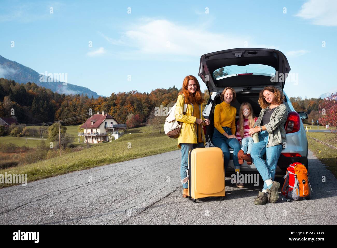 Große Familie Reise - glückliche Mädchen reisen mit dem Auto. Mamma mit Töchtern im Boot sitzen Stockfoto