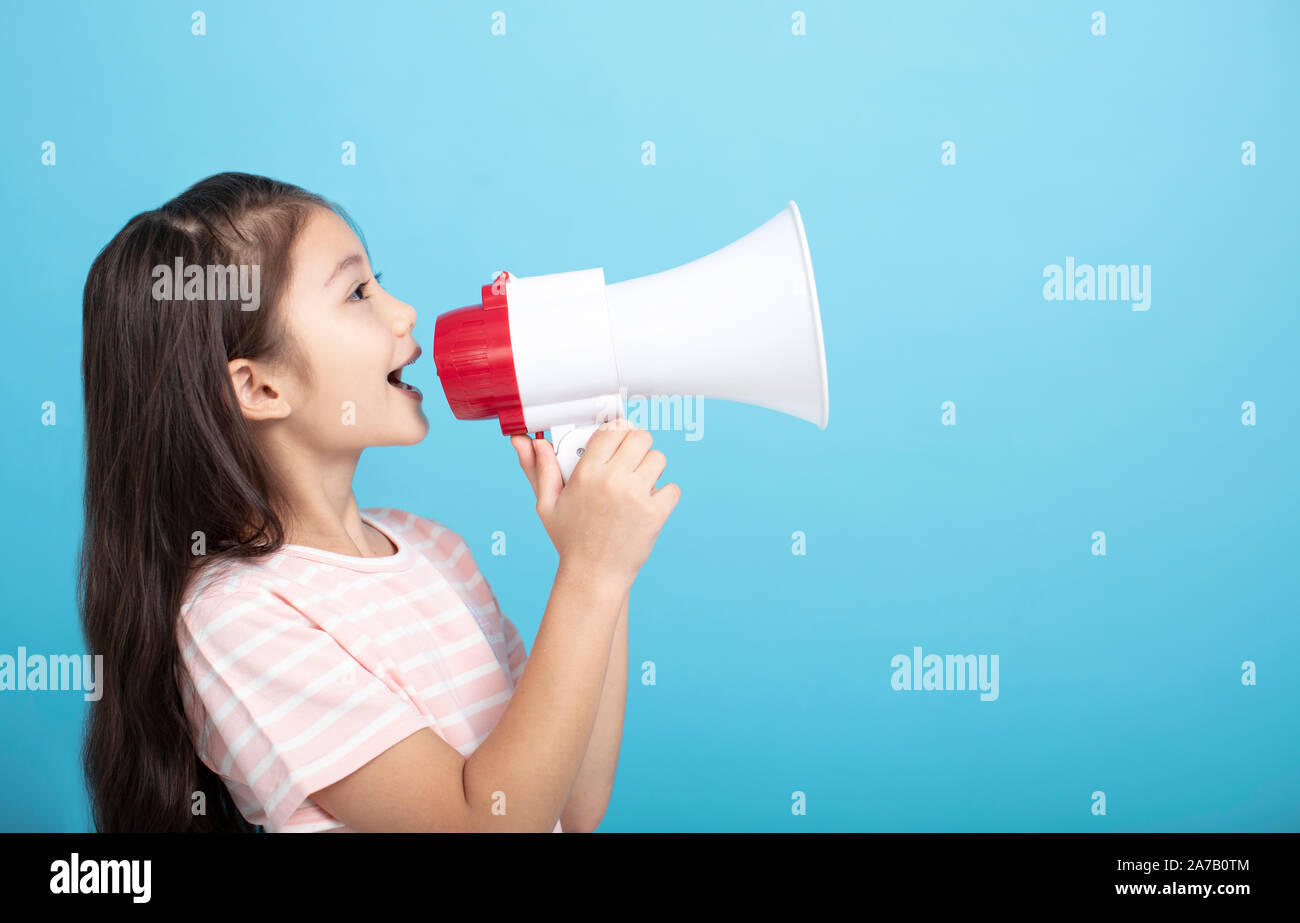 Kleines Mädchen schreien und schreien mit Megafon Stockfoto