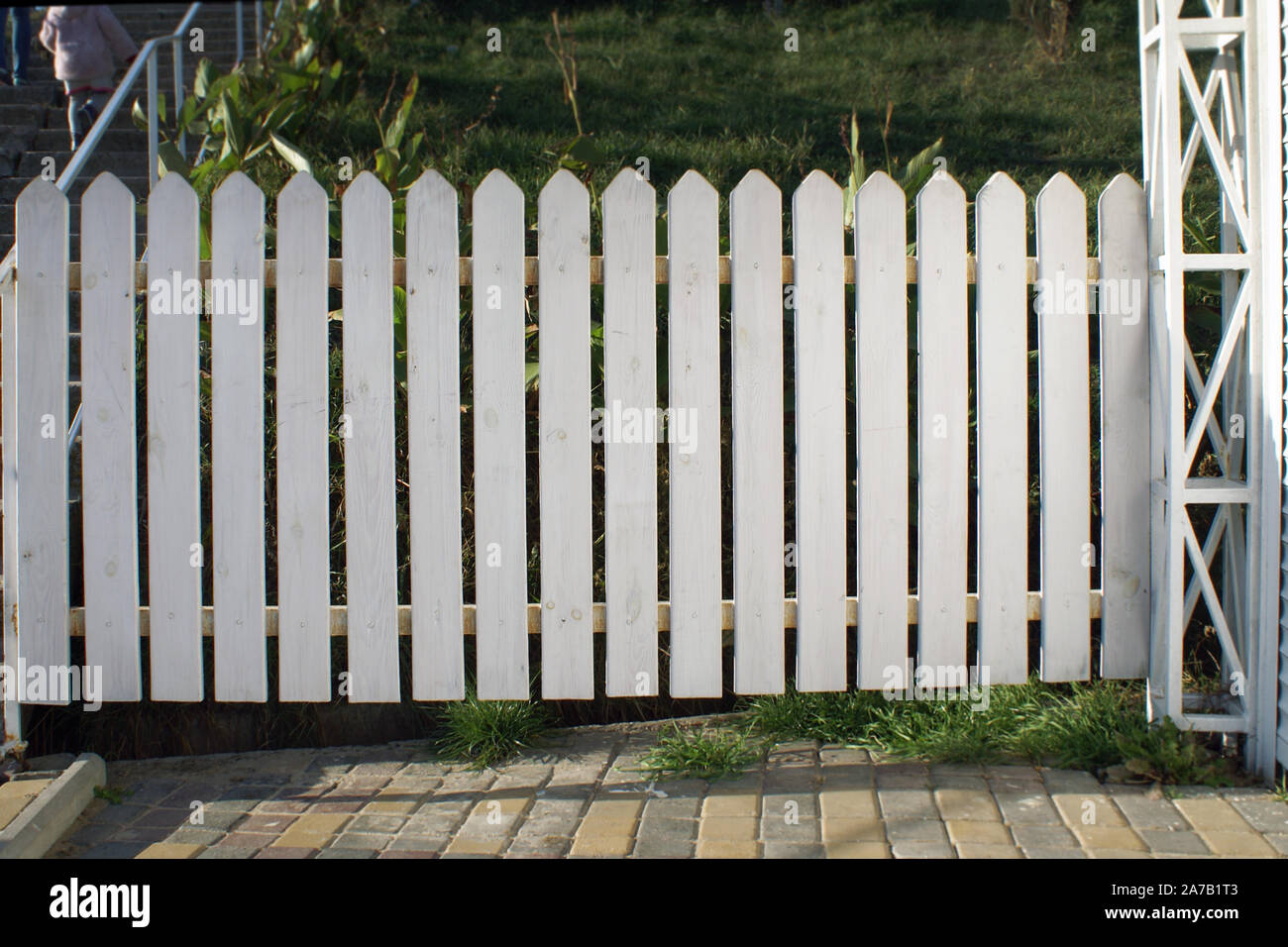 White Fence close-up. Zaun aus weissem Holz. Holzgeländer. Stockfoto