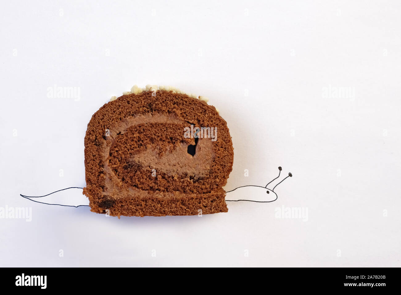 Ein Stuck Schokolade Gerollten Kuchen Auf Einem Weissen Hintergrund Stilisierte Pen Schnecke Gemalt Das Konzept Der Gewichtszunahme Mit Hilfe Von Desserts Und Die Schwierigen Stockfotografie Alamy