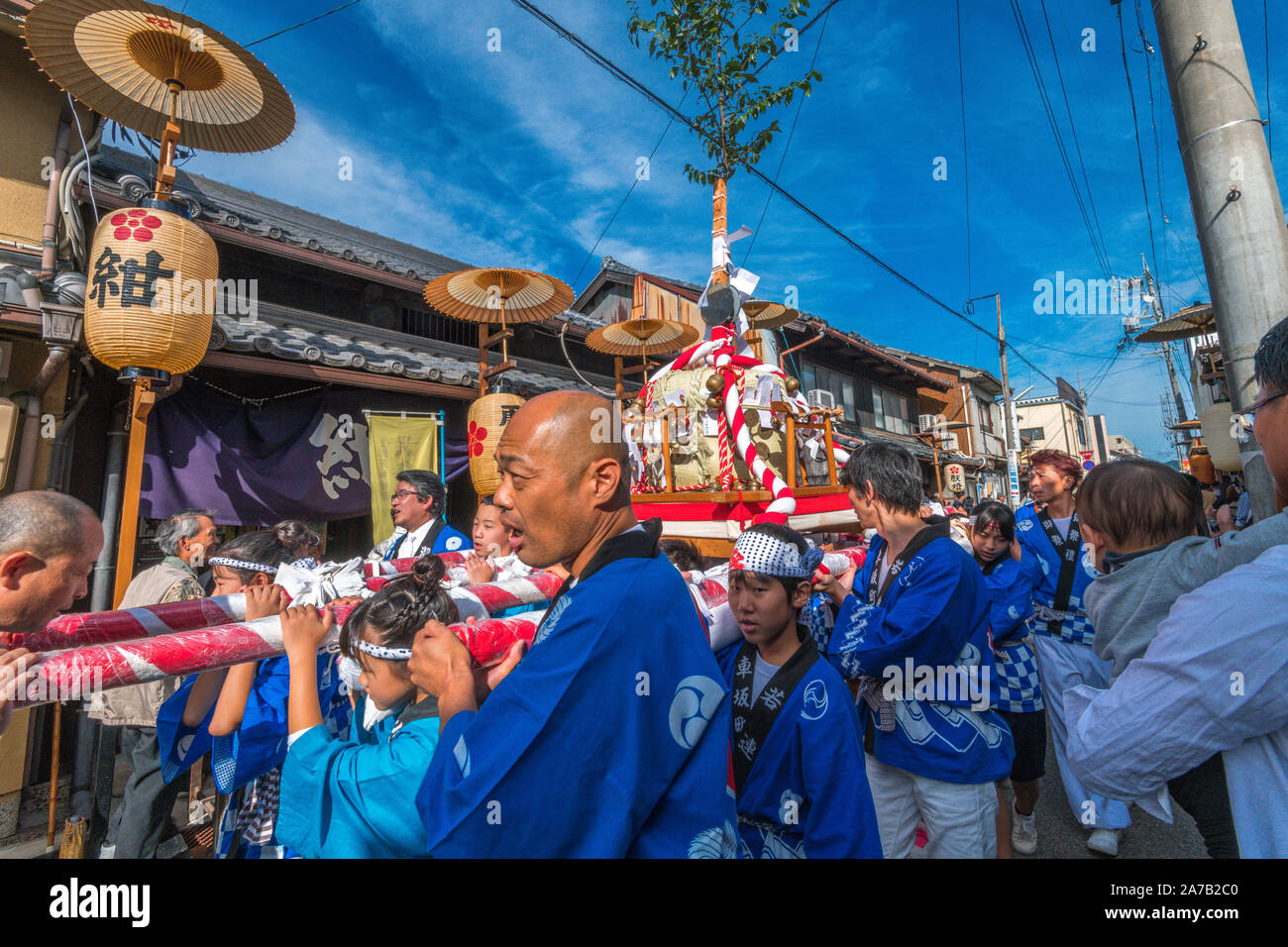Kerle tragen im stilvollen Festival Kostüm bis Durchführung Mikoshi (tragbarer Schrein) Stockfoto