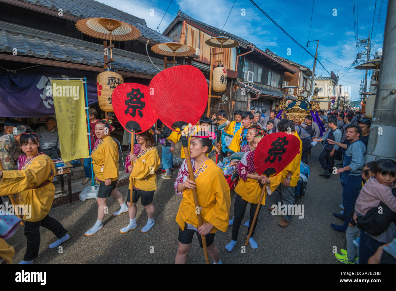 Menschen Parade der Stadt in traditionellen Kostümen. Stockfoto