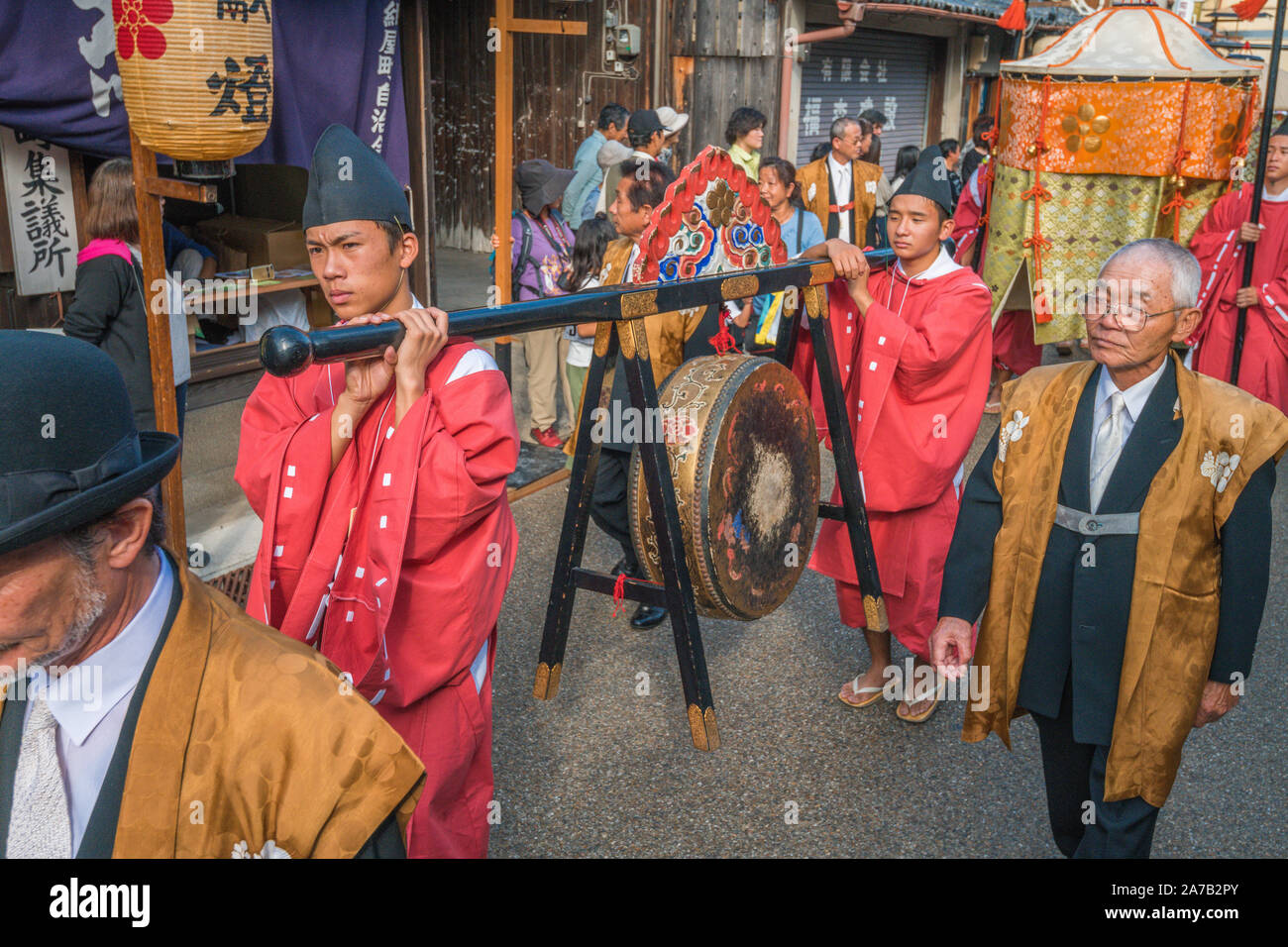 Menschen Parade der Stadt in traditionellen Kostümen. Stockfoto