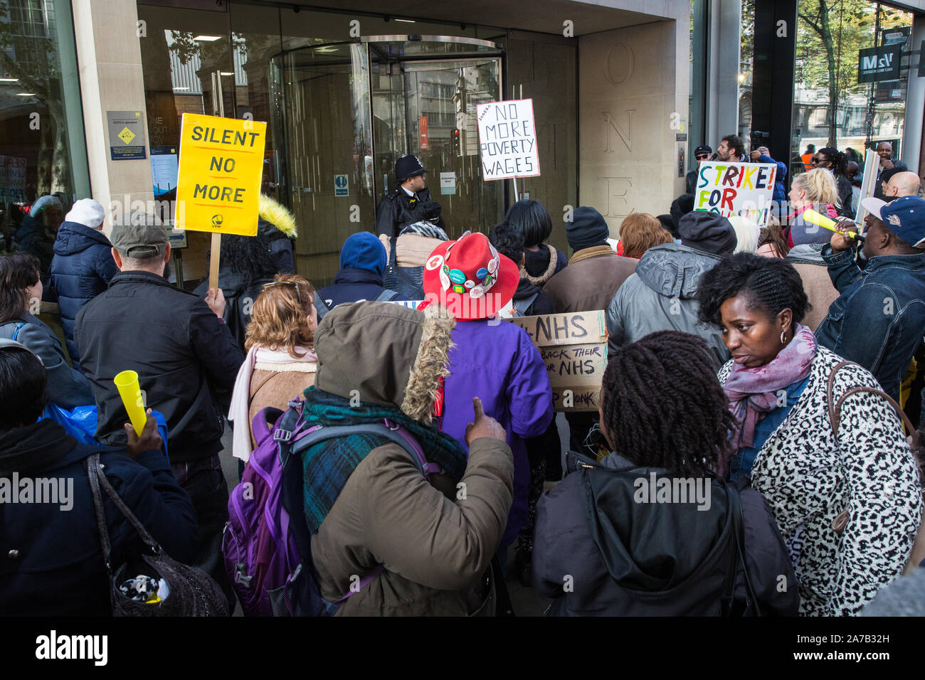 London, Großbritannien. 31. Oktober, 2019. Niedrig bezahlten und überwiegend migrantischen St Mary's Hospital Paddington Reiniger, Caterer und Torhüter ausgelagert über Sodexo, Imperial College NHS Healthcare Trust und der Zugehörigkeit zu der Vereinigten Stimmen der Welt (UVW) Trade Union Protest außerhalb des Büros von Sodexo während einer koordinierten Reihe von "fünf Streiks in einen Tag", bei denen auch Reiniger aus dem Ministerium für Justiz, die Universität von Greenwich café Arbeiter, Reiniger von ITV und Channel 4 Büros und parkbetreuung von den Royal Parks. Der St Mary Arbeiter sind, die die gleichen Bedingungen und conditi Stockfoto