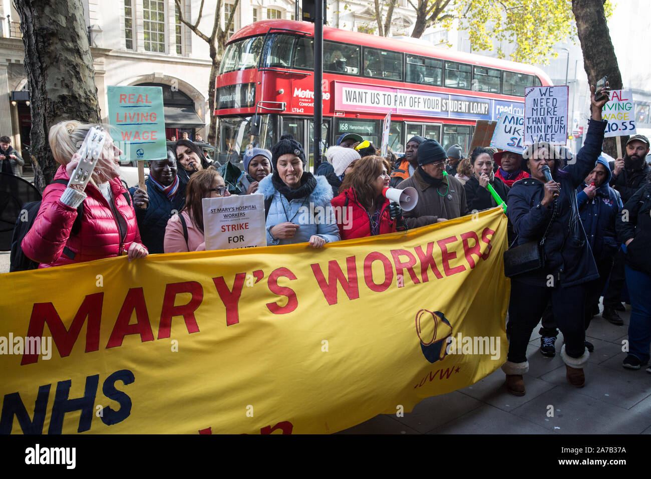 London, Großbritannien. 31. Oktober, 2019. Niedrig bezahlten und überwiegend migrantischen St Mary's Hospital Paddington Reiniger, Caterer und Torhüter ausgelagert über Sodexo, Imperial College NHS Healthcare Trust und der Zugehörigkeit zu der Vereinigten Stimmen der Welt (UVW) Trade Union Protest außerhalb des Büros von Sodexo während einer koordinierten Reihe von "fünf Streiks in einen Tag", bei denen auch Reiniger aus dem Ministerium für Justiz, die Universität von Greenwich café Arbeiter, Reiniger von ITV und Channel 4 Büros und parkbetreuung von den Royal Parks. Der St Mary Arbeiter sind, die die gleichen Bedingungen und conditi Stockfoto